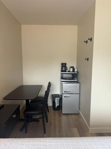 Richland Inn and Suites - image 3