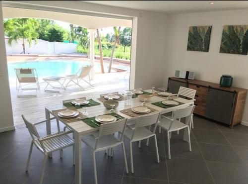 Spacious villa, large swimming pool, beach & lounge in Le Francois