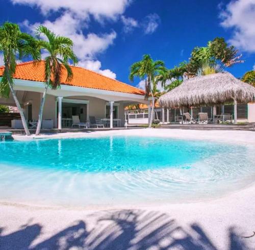 Spacious villa, large swimming pool, beach & lounge - Location, gîte - Le François