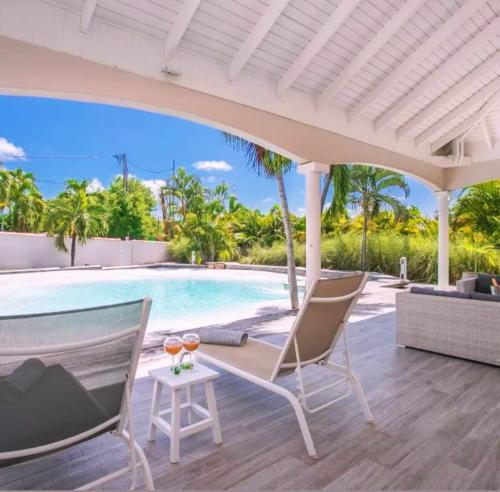 Garden, Spacious villa, large swimming pool, beach & lounge in Le Francois