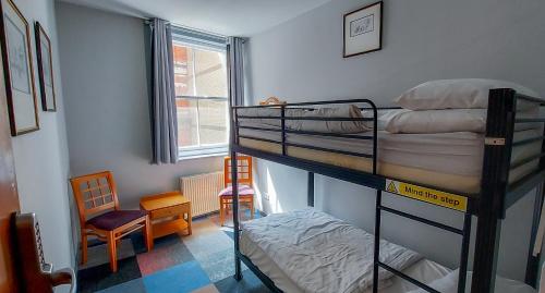 Twin Room with Shared Bathroom image 1