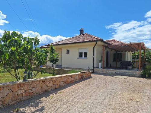 Holiday home Laura – khách sạn tại Rasopasno