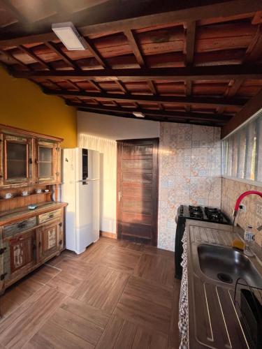 Konyha, Casa amarela in Praia da Feiticeira