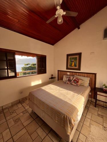 Casa amarela in Praia da Feiticeira