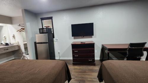 Queen Room with Two Queen Beds - Non-Smoking image 8