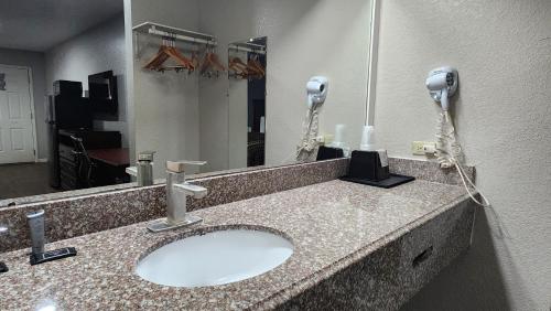 Express Inn Hobby Airport - 화장실