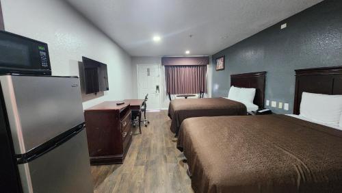 Queen Room with Two Queen Beds - Non-Smoking image 7