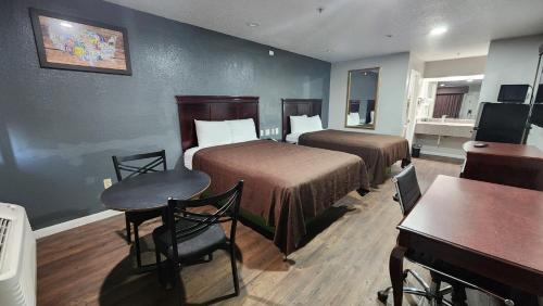 Queen Room with Two Queen Beds - Non-Smoking image 4
