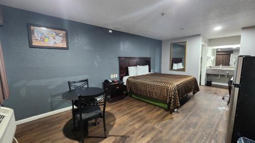 King Room - Non-Smoking image 6