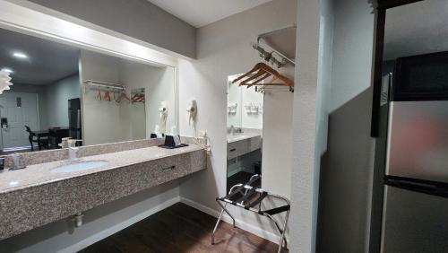 King Room - Non-Smoking image 7