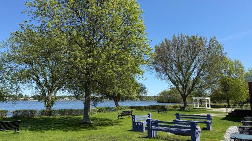 Lakeside Inn - image 14