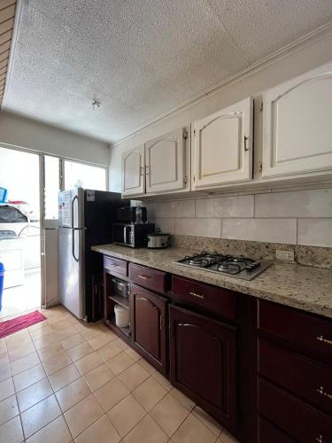 Kitchen, Gaudy's Hostel in Merced