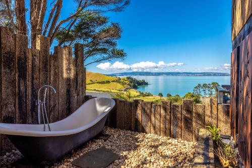 Woodside Bay Cottage in جزيرة وايهيك