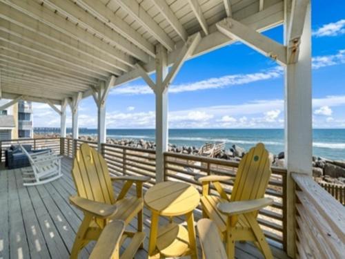 A Shore Thing 1 - OCEANFRONT and DOG FRIENDLY! Private beach access! townhouse image