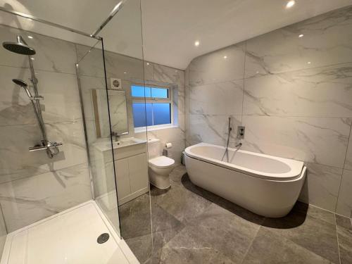 Zuhanyzó, Brentwood Essex Work and Family Accommodation with 4 Ensuites and Secure Parking in Észak-Brentwood