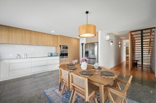 Beautiful Balook - 3 Bedroom Beach House in Lauderdale