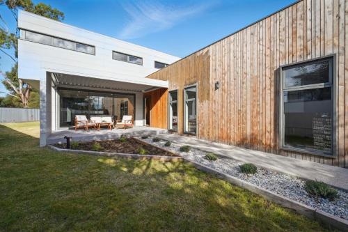 Kert, Beautiful Balook - 3 Bedroom Beach House in Lauderdale