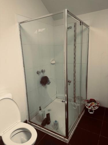 Fürdőszoba, Guest room with private bathroom and living space in Altona North