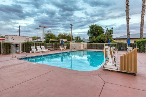 泳池, Motel 6 Nogales, AZ - Mariposa Road in 諾格里斯 (AZ)