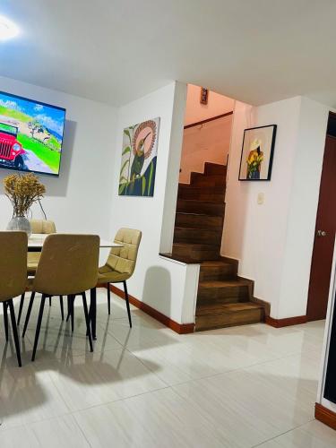 Amplia y comoda 4 hab 6 camas doble parqueo in Poblado