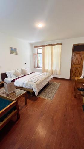 Tourist Hotel 10 minutes walking distance from the mall