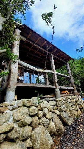 離島でオフグリットなスローライフを味わえる山奥の手作り一軒宿 古道具と手仕事の宿ねまりや
