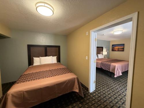 1 king bed, 1 queen bed