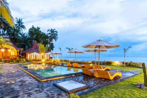 Kert, Dani Beach Villa - Beachfront Villas in Penuktukan in Singaraja