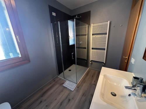 One-Bedroom Apartment image 4