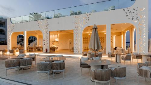 Restaurant, Sunrise Remal Beach Resort in Ras Nasrani