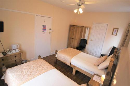 Twin Room image 10