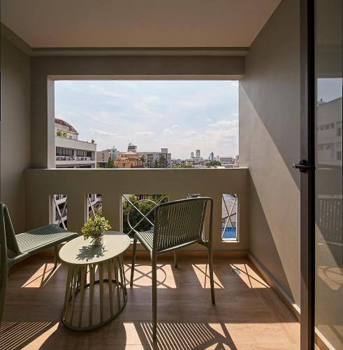 Twin Room with City View image 4