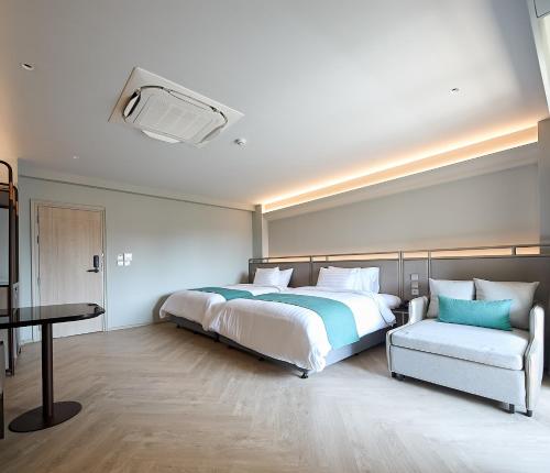 Twin Room with City View image 2