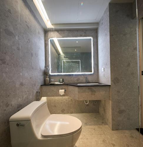 Twin Room with City View image 6