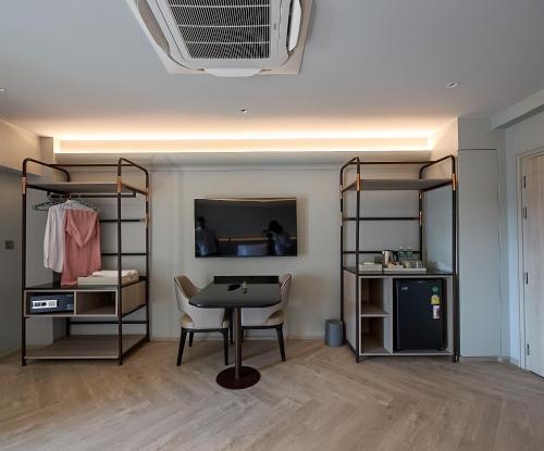 Twin Room with City View image 3