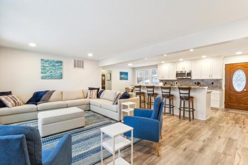 Beautiful Torch Lake House with Beach Access - image 9