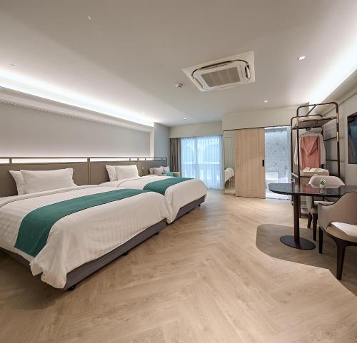 Twin Room with Balcony image 3