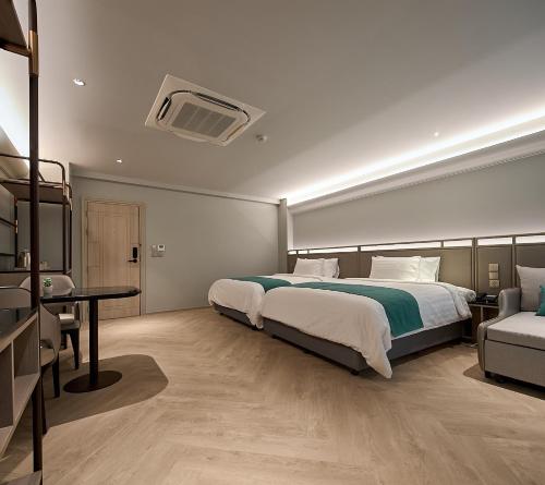 Twin Room with Balcony image 4