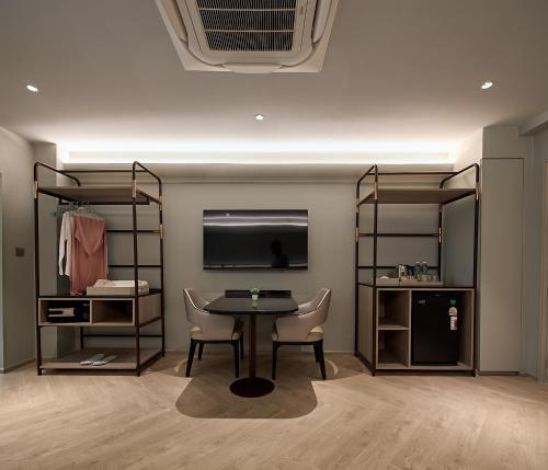 Twin Room with Balcony image 5