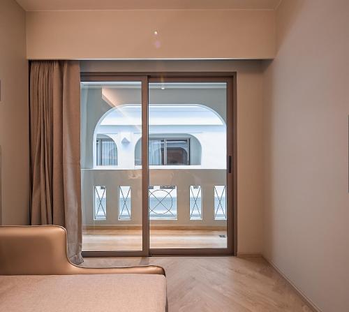 Twin Room with Balcony image 6