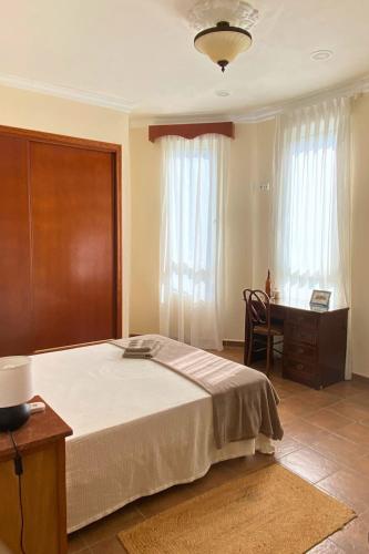 Bamboo Room with mountain views and lots of natural light in آلزيرا
