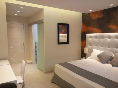 Standard Double Room image 4