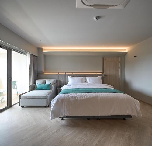 King Room with Balcony image 2