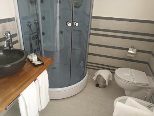 Standard Double Room image 5