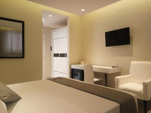Standard Double Room image 6