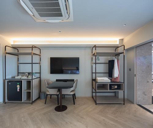 King Room with Balcony image 3