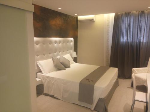 Standard Double Room image 9