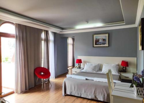1 king bed, 1 sofa bed