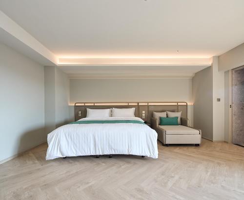 Deluxe King Room image 2