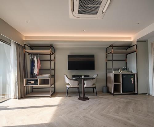 Deluxe King Room image 3